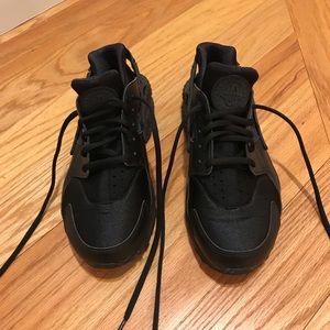 Practically new Nike Huarache Black size 8.5!
